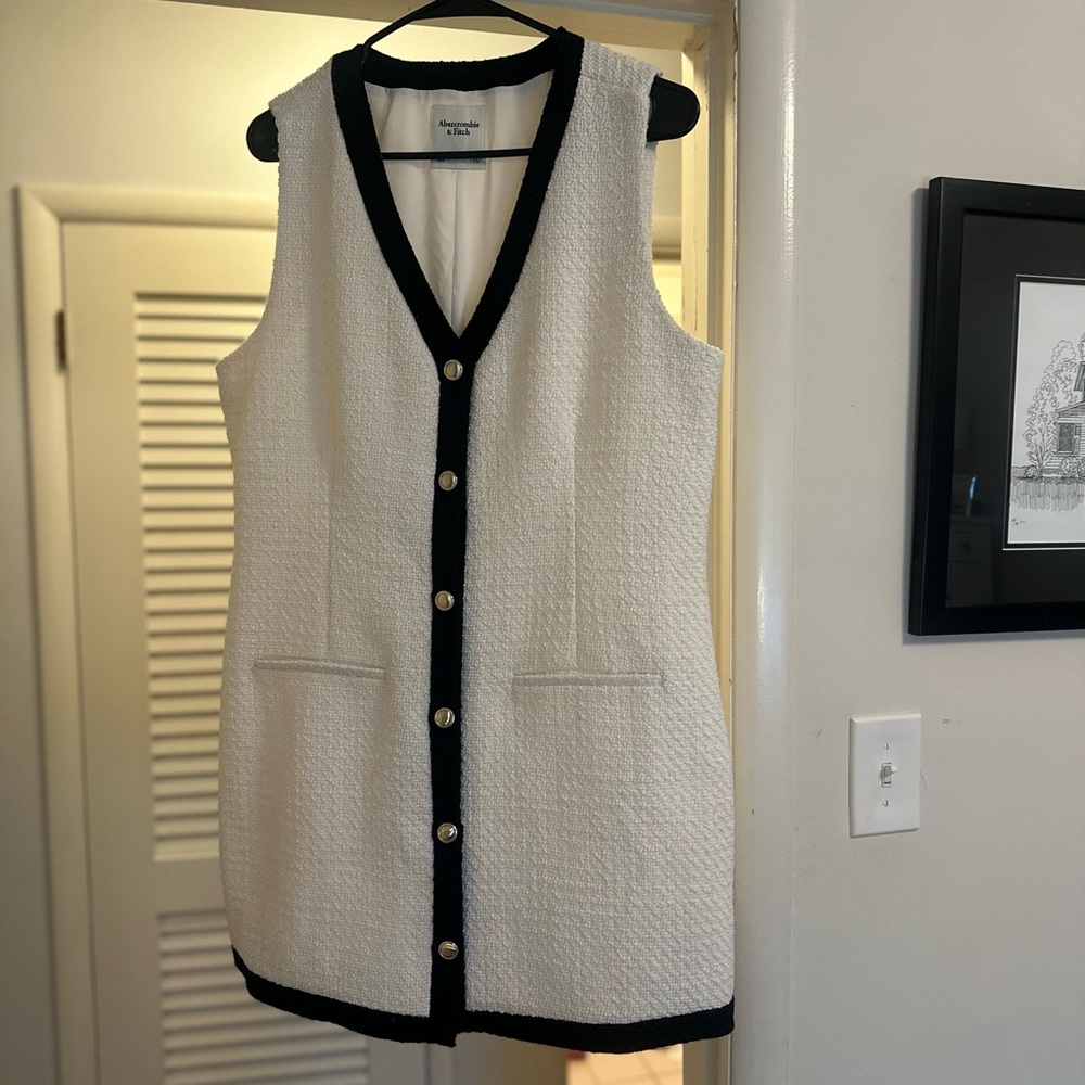 Chic Sleeveless White and Black Tweed Dress